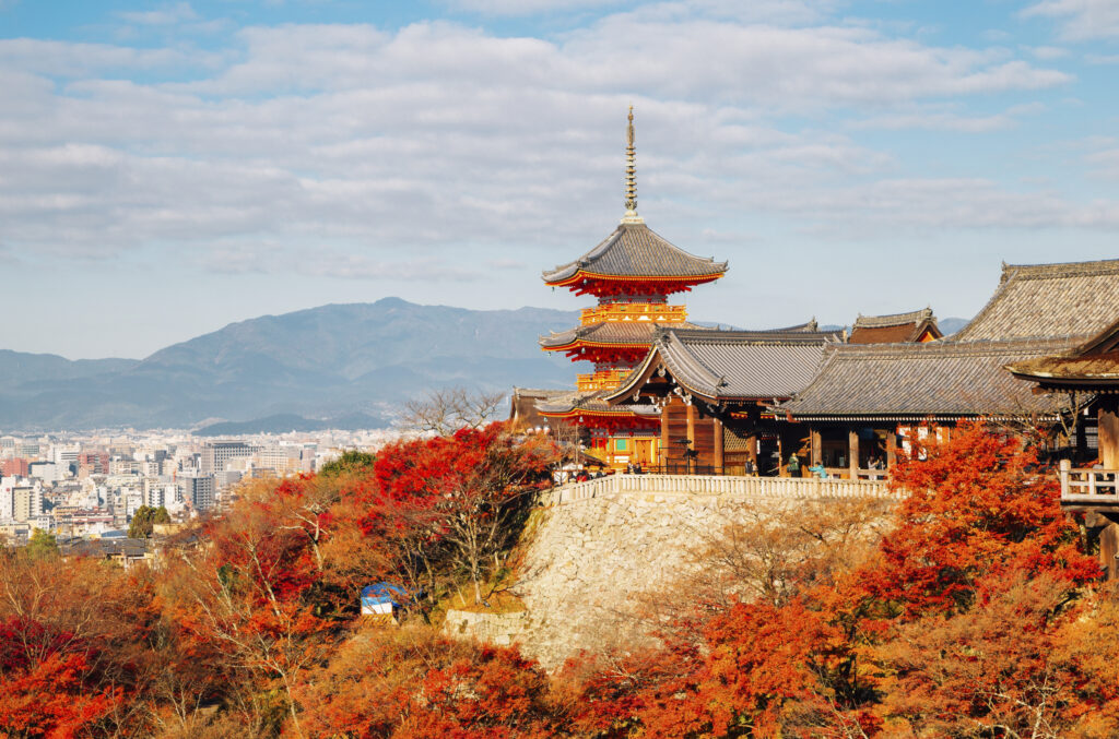 Kiyomizudera kyoto pagoda momiji autunno foliage - Tour Giappone Sakura Road Japan